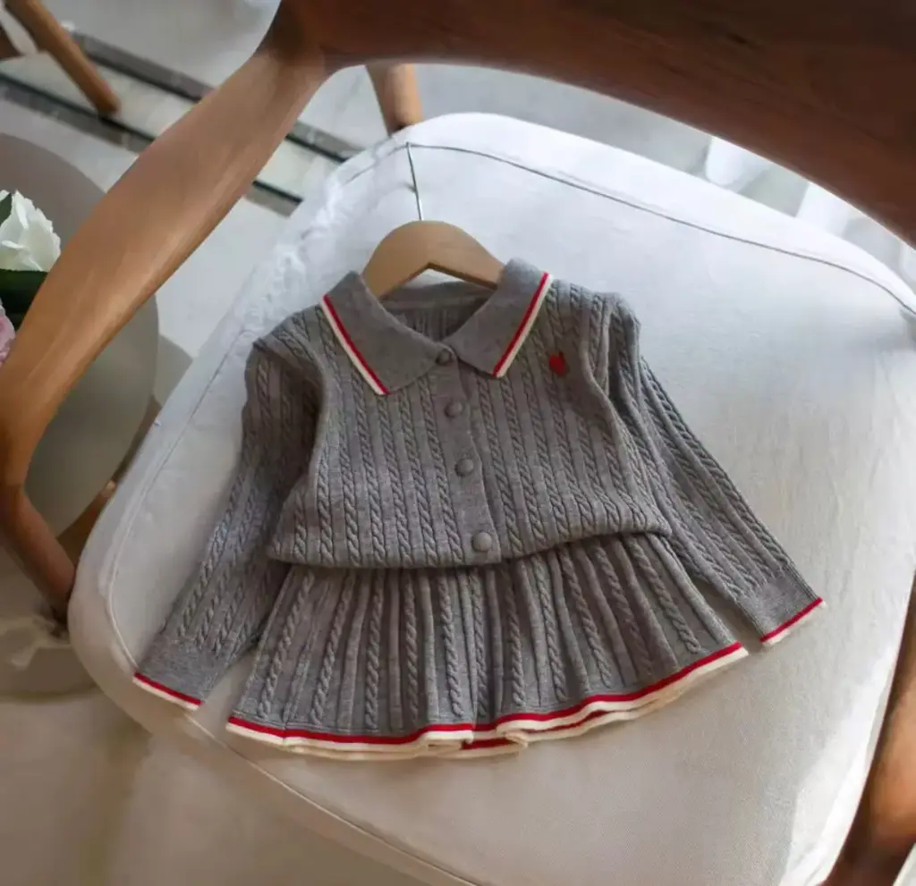 طقم بلوزة مع تنورة سكني 