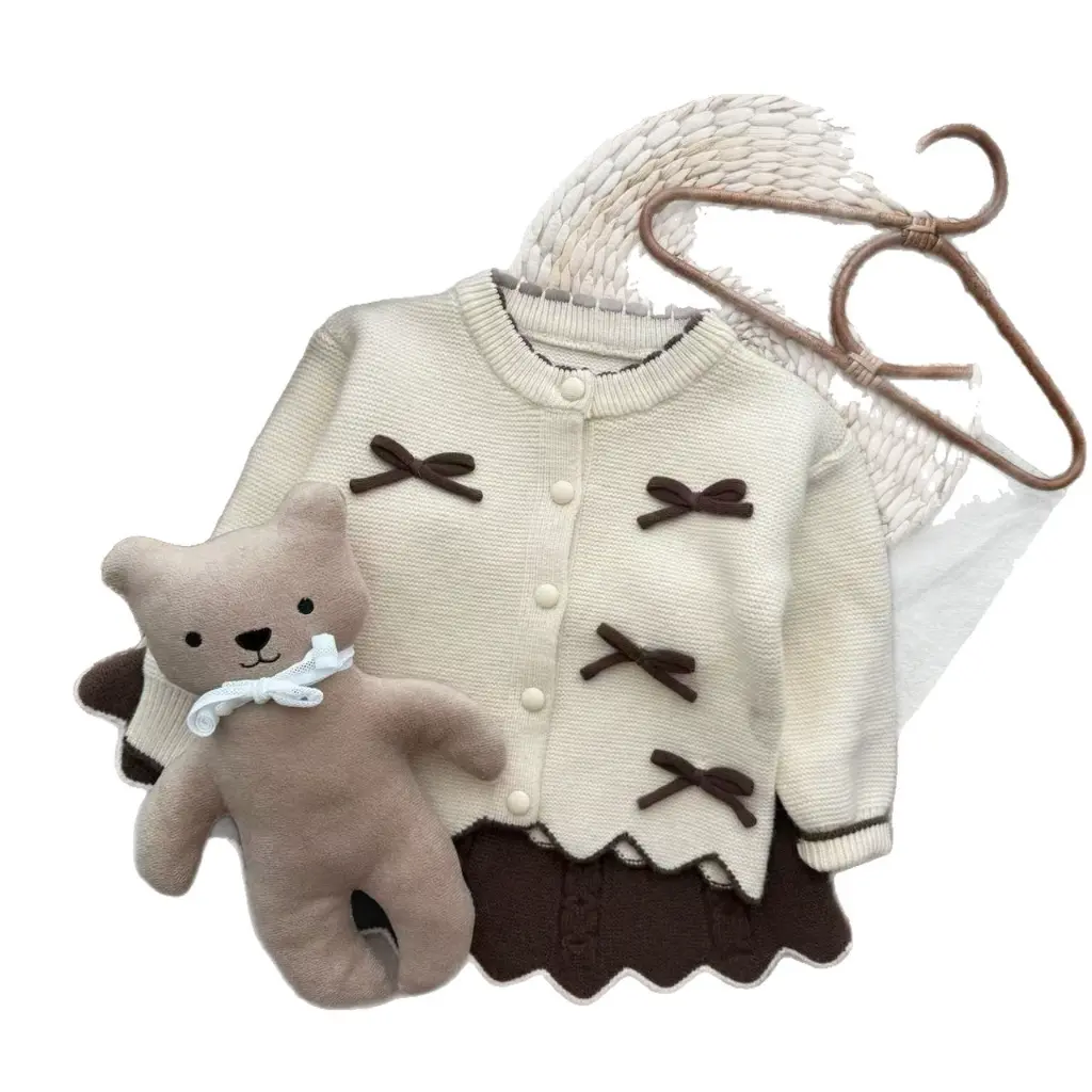 طقم شتوي تنورة بني مع بلوزة بيج 