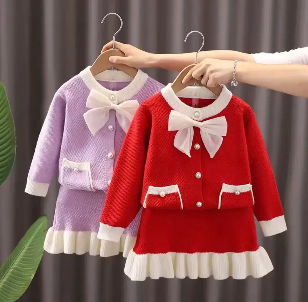 طقم بناتي بلوزة وتنورة احمر 