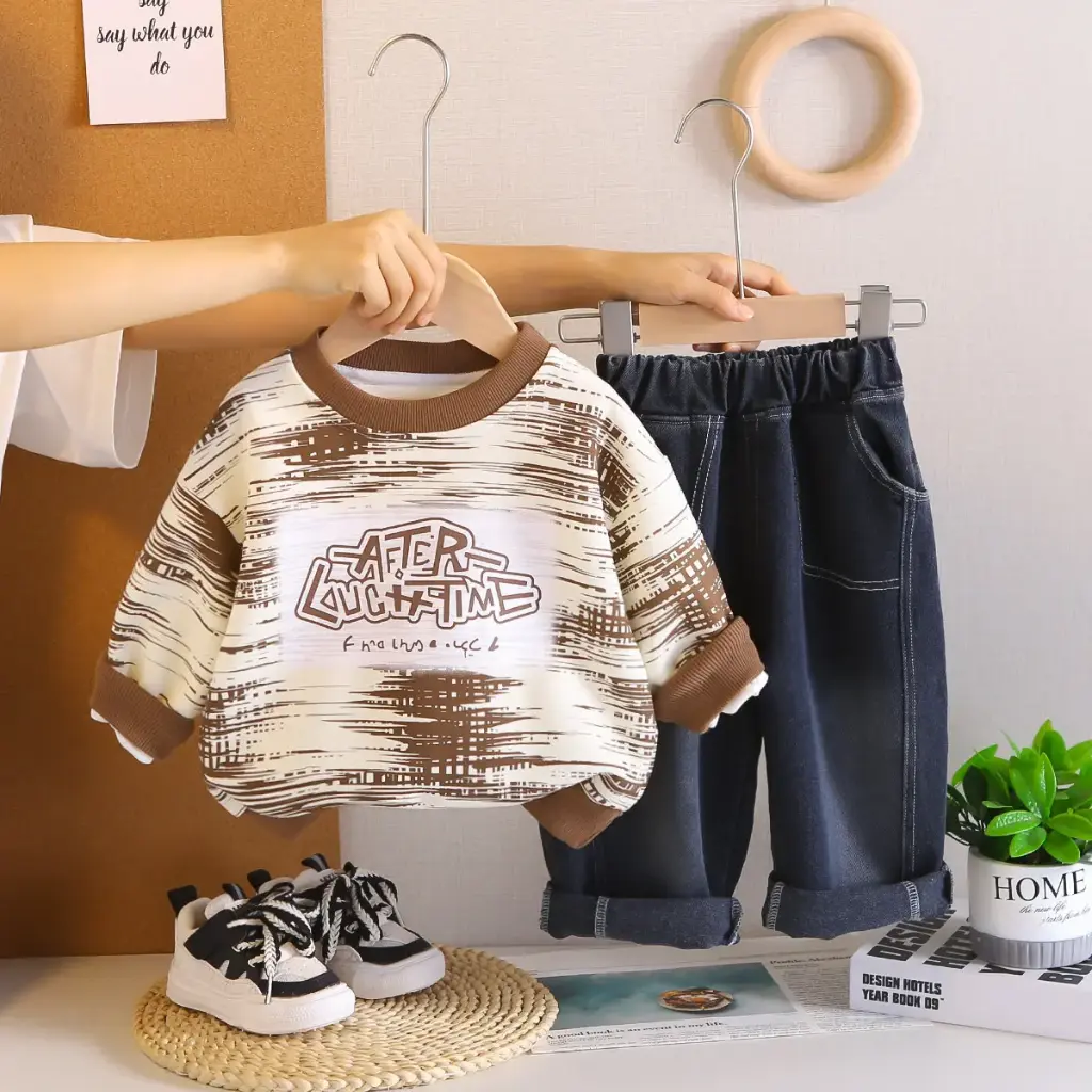 طقم ولادي ربيعي بني