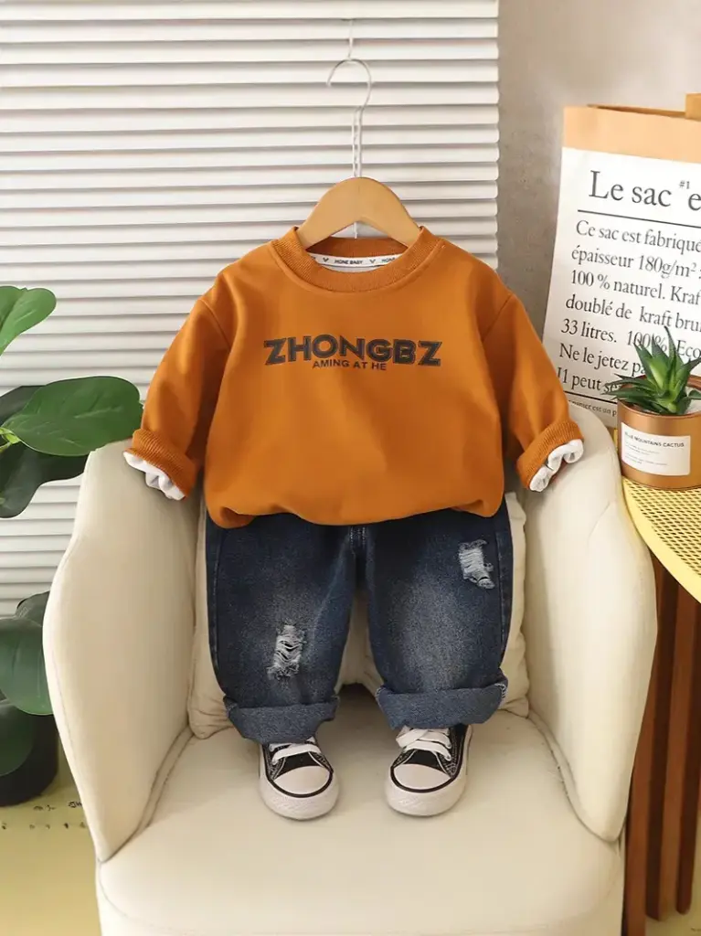 طقم ولادي ربيعي بني 