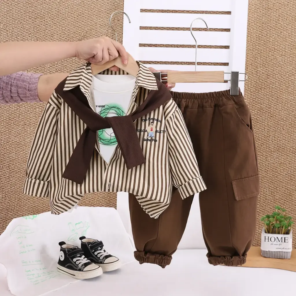 طقم ولادي ربيعي بني مقلم بيج 