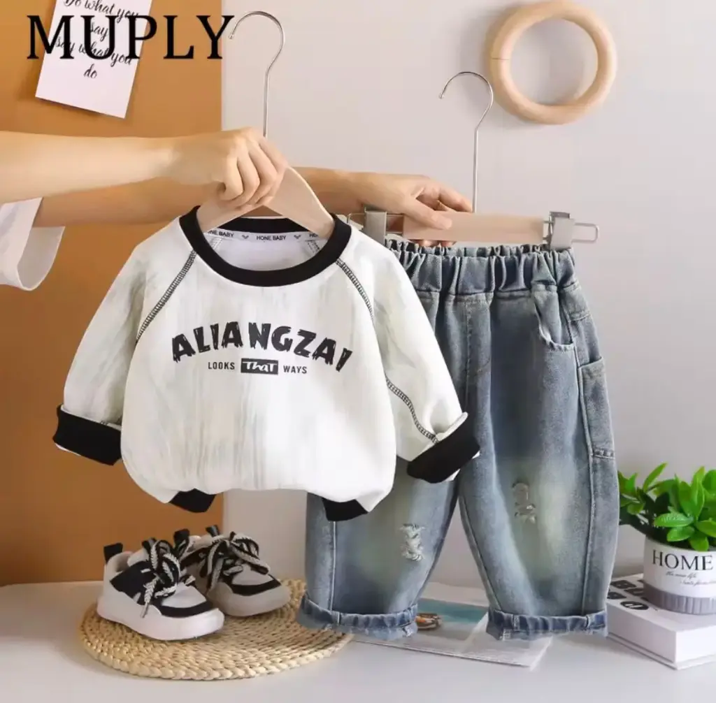 طقم ولادي ربيعي ابيض 