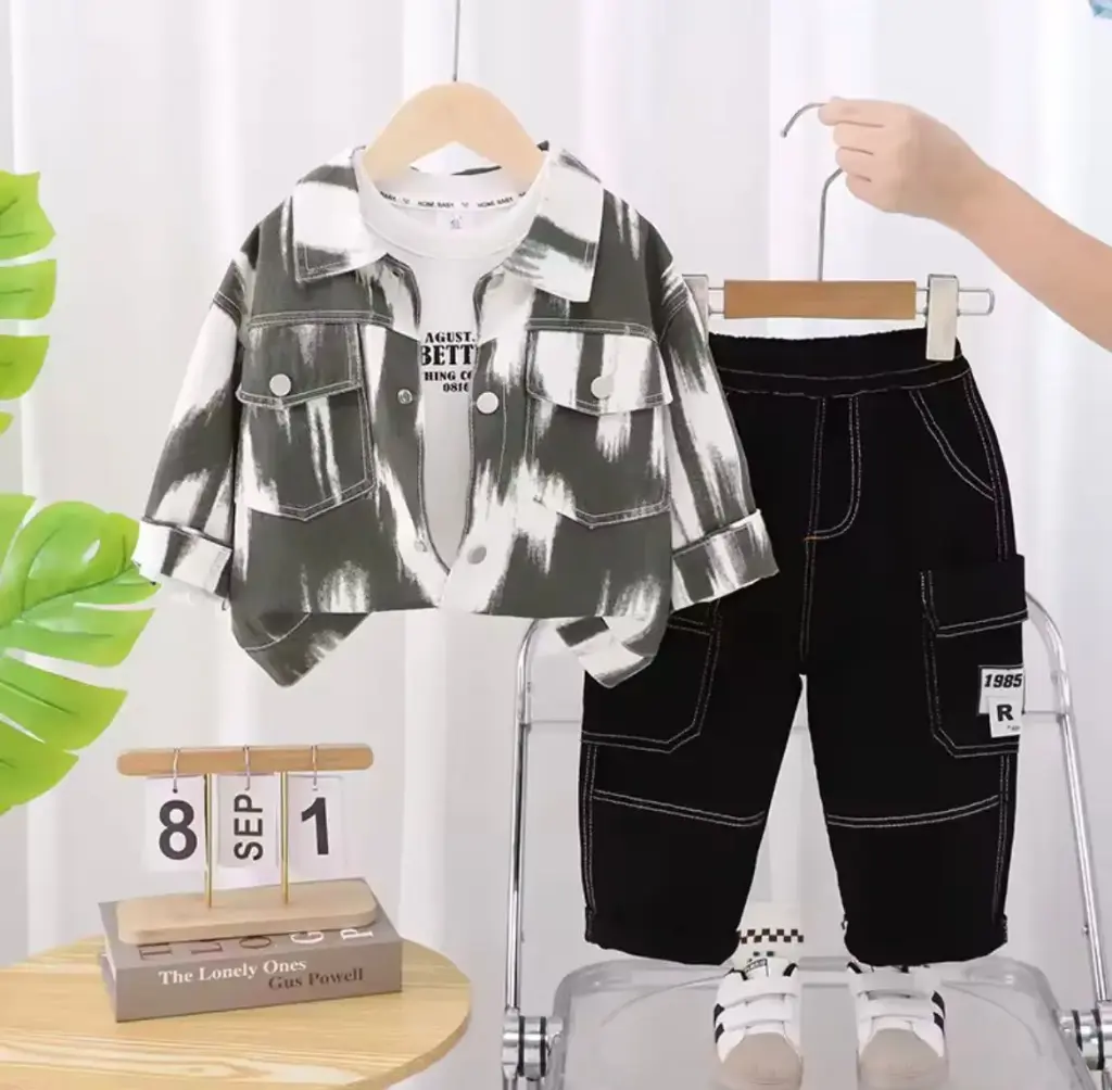 طقم ولادي ربيعي اخضر غامق 