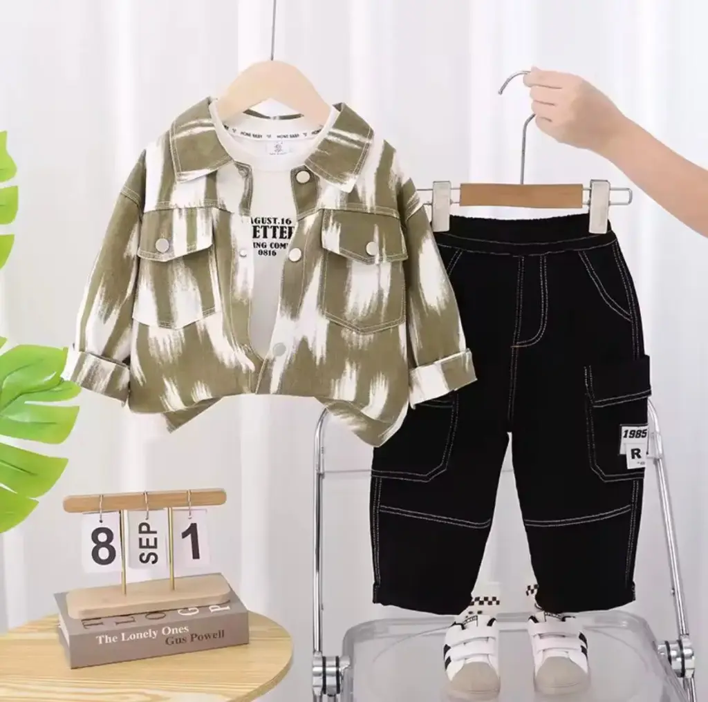 طقم ولادي ربيعي اخضر فاتح 