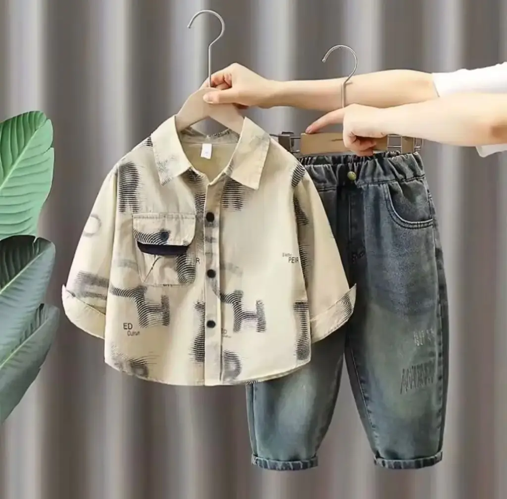 طقم ولادي ربيعي بني 