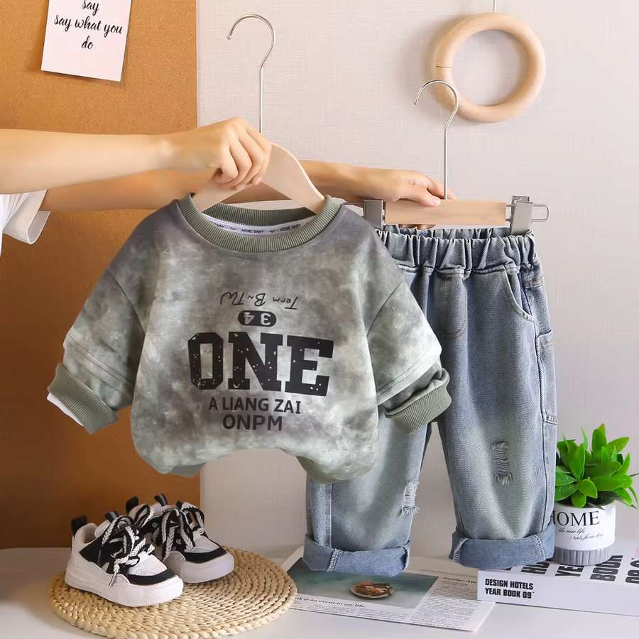 طقم ولادي بلوزة وبنطلون 